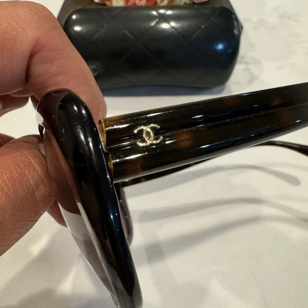 Authentic CHANEL sunglasses with case - Picture 4 of 13